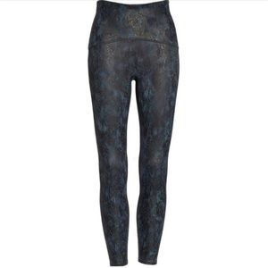 NWT Spanx Booty Boost Active 7/8 Length Leggings Navy Reptile